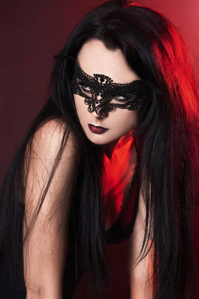 Güzel Kız Halloween Maskesi Kırmızı Renkli Projektör Portre Mask Young — Stok fotoğraf