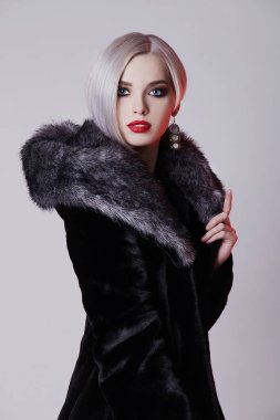 Fur.winter moda güzel sarışın genç kadın. Bob saç ve makyaj ile güzellik seksi Model kız