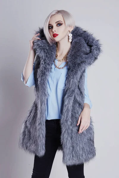 Bella Bionda Giovane Donna Fur Winter Fashion Beauty Sexy Modello — Foto Stock