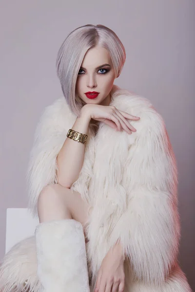 Beautiful Blond Young Woman White Fur Winter Fashion Beauty Sexy — Stock Photo, Image