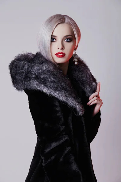 Fur Winter ファッションで美しい金髪の若い女性 ボブの髪とメイクアップの美しさセクシーなモデルの女の子 — ストック写真