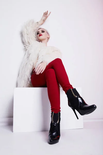 Vacker Blond Ung Kvinna Päls Och Röda Trousers Winter Mode — Stockfoto