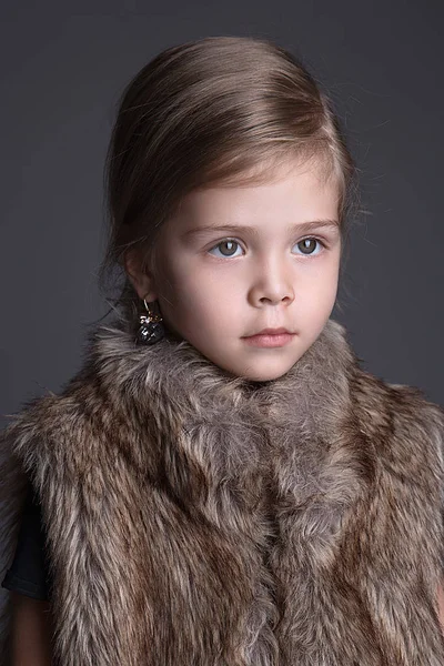 Móda Dívka Dítě Fur Little Modelu Dívka Portrét — Stock fotografie