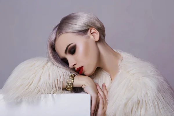 Fur Winter 패션에서 금발의 머리와 메이크업 아름다움 — 스톡 사진