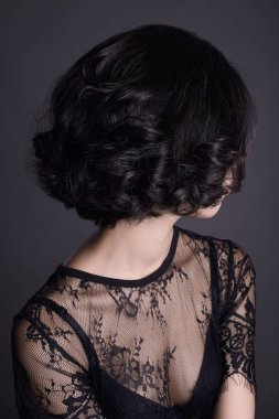 stool.sexual Güzellik esmer girl.hairstyle,hairdo üzerinde oturan siyah seksi elbiseli güzel genç kadın