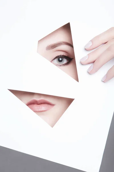 Schönheit Junge Frau Hinter Paper Eye Und Lips Female Gesichtsteile — Stockfoto