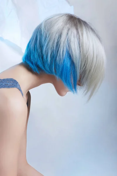 Синий Цвет Волос Woman Sensual Блондинка Сидит Бумажном Фоне — стоковое фото