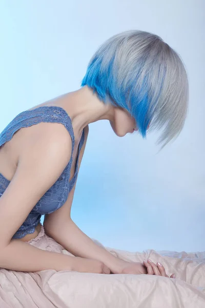 Blaue Farbe Haar Woman Sensual Bob Frisur Mädchen Sitzt Über — Stockfoto