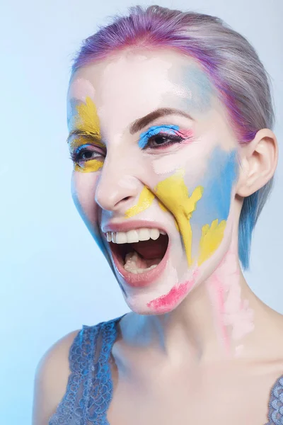 Mujer Gritando Con Pintura Cara Máscara Pintada Girl Halloween Arte — Foto de Stock