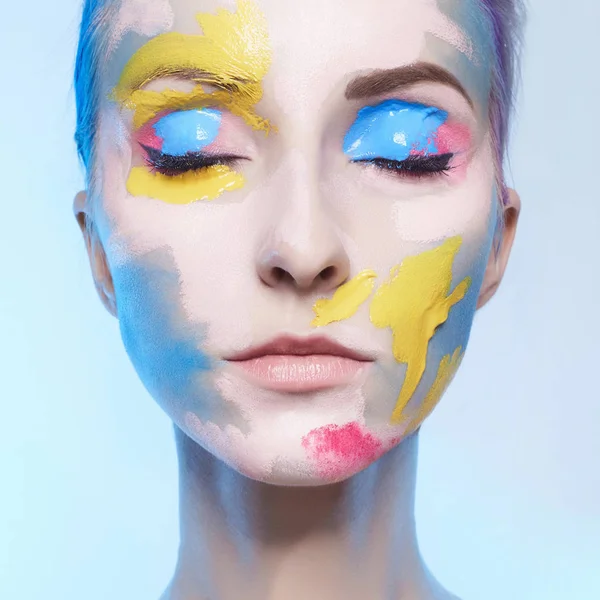 Młoda Kobieta Farby Jej Twarzy Malowana Maska Dziewczyna Portret — Zdjęcie stockowe
