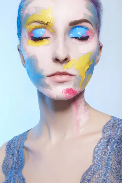 Mujer Joven Con Pintura Cara Máscara Pintada Chica Retrato — Foto de Stock