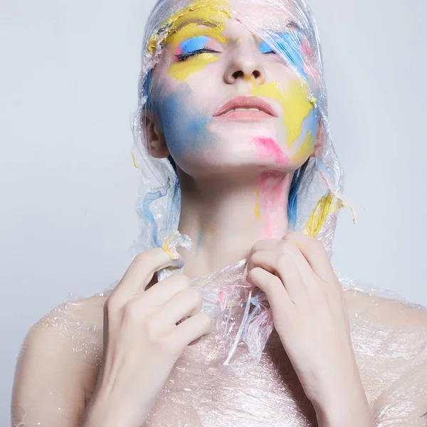 Młoda Kobieta Farby Jej Twarz Tworzywa Sztucznego Kolor Malowane Dziewczyna — Zdjęcie stockowe