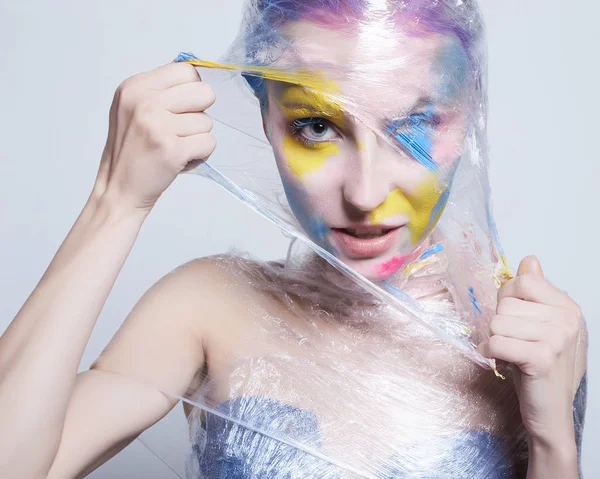 Junge Frau Mit Farbe Gesicht Aus Plastik Farbe Bemalt Mädchen — Stockfoto