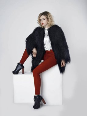 Fur.winter stil moda güzel ve genç birbayan. Güzellik kız stüdyoda oturan kıvırcık saç modeli ile