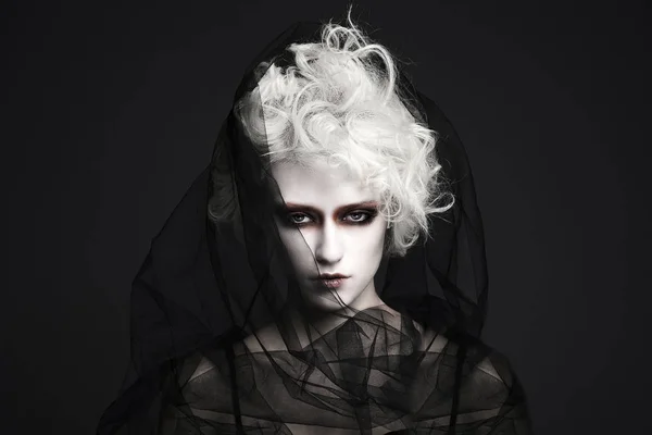 Veil Black 未亡人スタイルで白い肌 Hair Young 女性とファッション ハロウィン メイクの女の子 — ストック写真