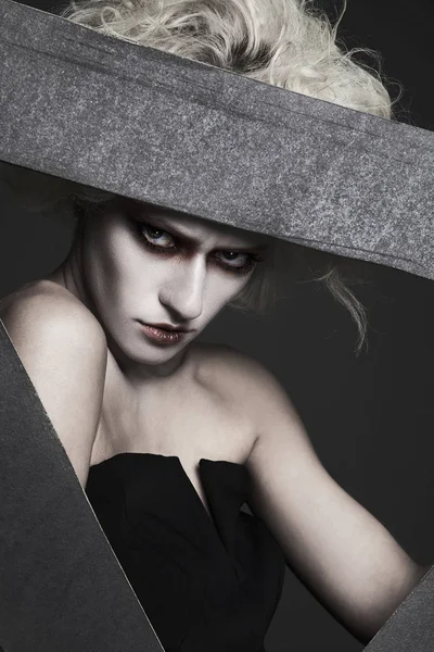 Dziewczyny Stylu Halloween Białą Skórę Włosy Makijaż Pajac Pozowanie Obrazie — Zdjęcie stockowe