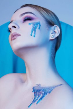 skin.body sanat ve kavram makyaj makyaj ve mavi sıvı parlak olan güzel kadın