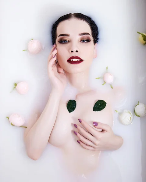Hermosa Chica Sexy Leche Con Flores Beauty Joven Mujer Desnuda —  Fotos de Stock