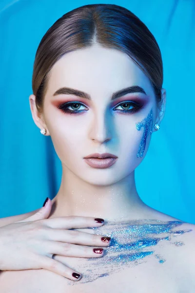 Bela Jovem Com Maquiagem Brilho Líquido Azul Seu Conceito Skin — Fotografia de Stock