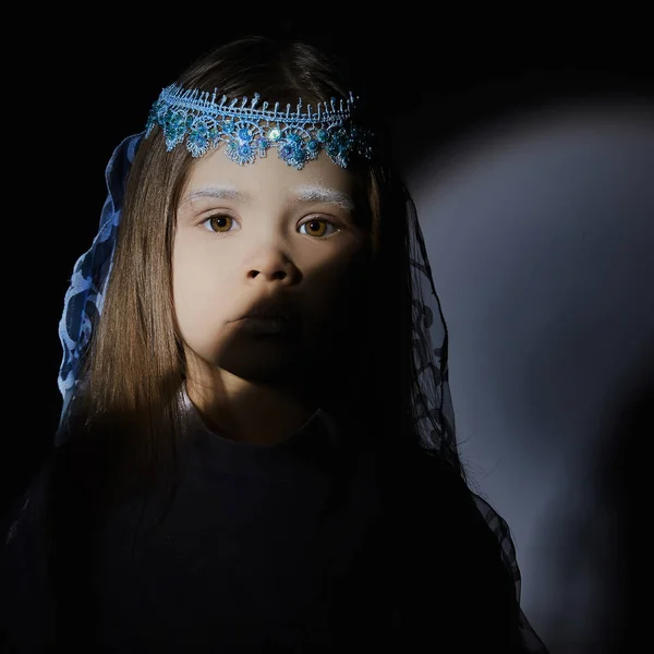 Όμορφο Μικρό Κορίτσι Ομορφιά Πορτρέτο Παιδί Στο Σκοτάδι — Φωτογραφία Αρχείου