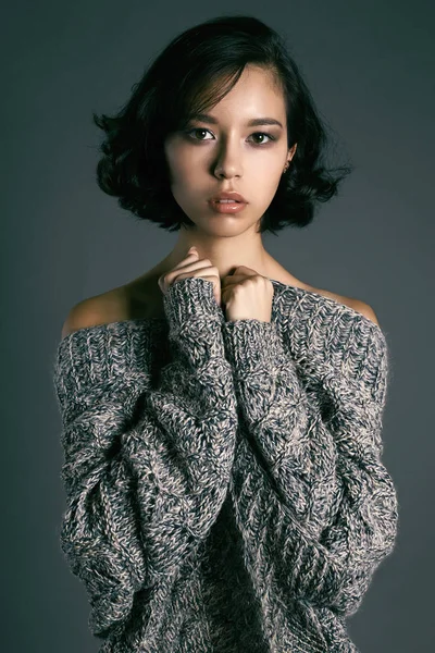 Fiatal Öltözve Egy Kötött Sweater Brunette Modell Lány Pózol Stúdió — Stock Fotó