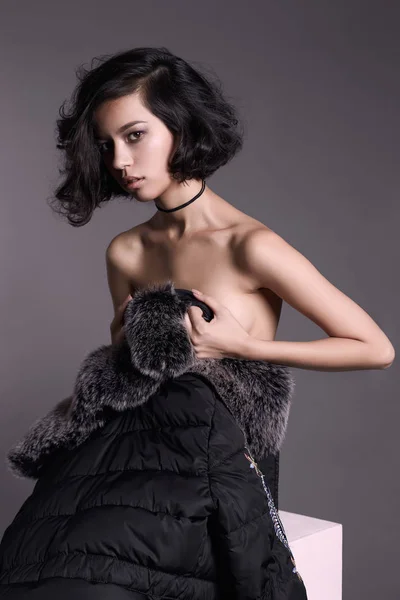 Модная Обнаженная Женщина Зимнем Пальто Fur Beauty Сексуальная Девушка Модель — стоковое фото