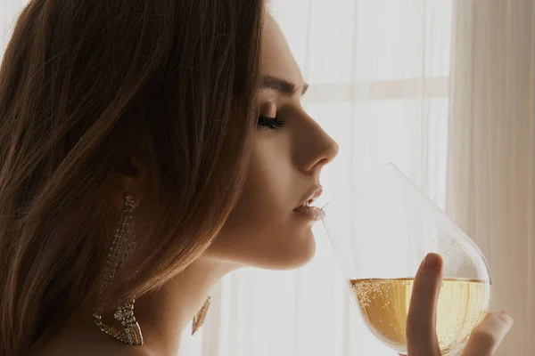 Mooie Jonge Vrouw Drinken Champagne Verblijf Dichtbij Het Venster Thuis — Stockfoto