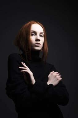 portre. seksi güzel genç zencefil kadın siyah. Kızıl saçlı kız makyaj studio poz ile