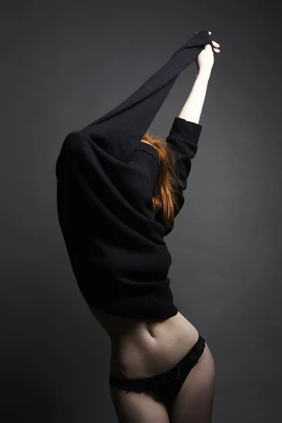 Сексуальна Молода Жінка Чорних Черепах Нижній Білизні Дівчина Червоного Волосся — стокове фото