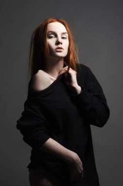 duygu portre. seksi güzel genç zencefil kadın siyah. Kızıl saçlı kız makyaj studio poz ile