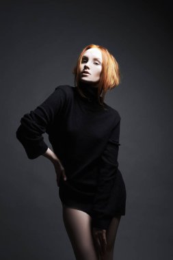 seksi güzel genç zencefil kadın siyah moda portre. Kızıl saçlı kız makyaj studio poz ile