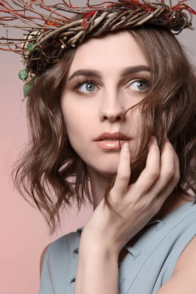 Hermosa Chica Con Una Corona Cabeza Fabuloso Retrato Primavera Mujer —  Fotos de Stock