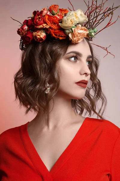 Belle Fille Avec Des Cheveux Bouclés Des Fleurs Eux Fabuleux — Photo