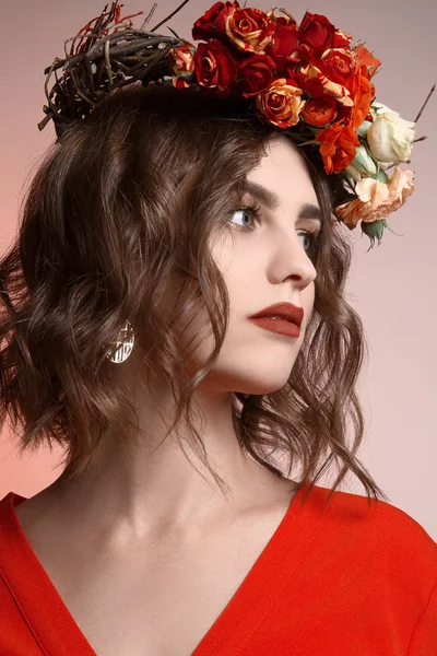 Belle Fille Avec Des Cheveux Bouclés Des Fleurs Eux Fabuleux — Photo