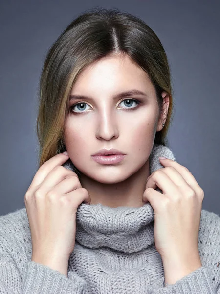 Schöne Junge Frau Modischen Wollpullover Girl Pullover Grauer Hintergrund — Stockfoto
