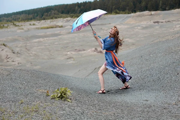 Mujer Joven Caminando Con Paraguas Estilo Indio Hermosa Chica — Foto de Stock