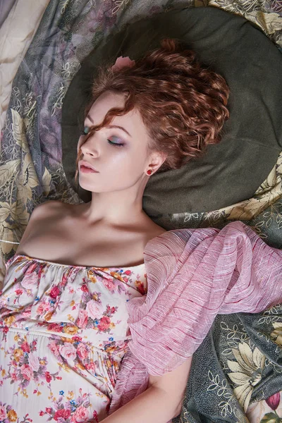 Ομορφιά Γυναίκα Μακιγιάζ Και Σγουρά Μαλλιά Στυλ Στον Ύπνο Όμορφο — Φωτογραφία Αρχείου