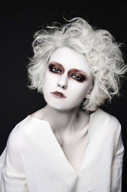 beyaz deri halloweem maskeli balo için psikopat kişi ile halloween.blond genç kadın için korkutucu palyaço makyajlı kız