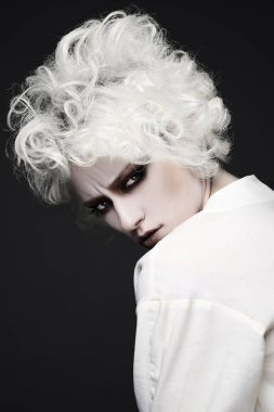 beyaz deri halloweem maskeli balo için psikopat kişi ile halloween.blonde kız için korkutucu palyaço makyajlı kızgın kadın