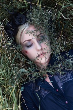 grass.halloween fikir ölü kadına. zombi kız başında siyah çiçekli