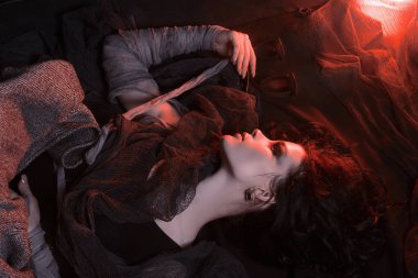 floor.halloween tarzı dumanlı gözler güzellik kız makyaj güzel genç kadınla paçavralar içinde sarılı. Anne kırmızı renk ışık