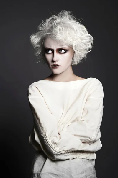 Молодая Женщина Страшным Клоунским Макияжем Хэллоуина Блондинка Белой Кожей Психопатка — стоковое фото