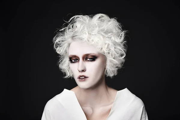 ハロウィン Masquerade Girl Halloween Blond 白い肌を持つ若い女性の怖いピエロのメイクと心理人着用拘束 — ストック写真