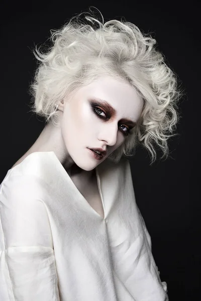 Νεαρή Γυναίκα Τρομακτικό Κλόουν Μακιγιάζ Για Halloween Blonde Κοπέλα Άσπρο — Φωτογραφία Αρχείου