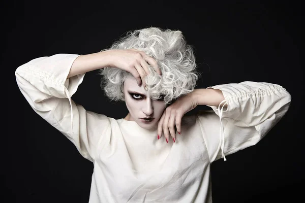 Молодая Женщина Страшным Клоунским Макияжем Halloween Blond Девушка Белой Кожей — стоковое фото