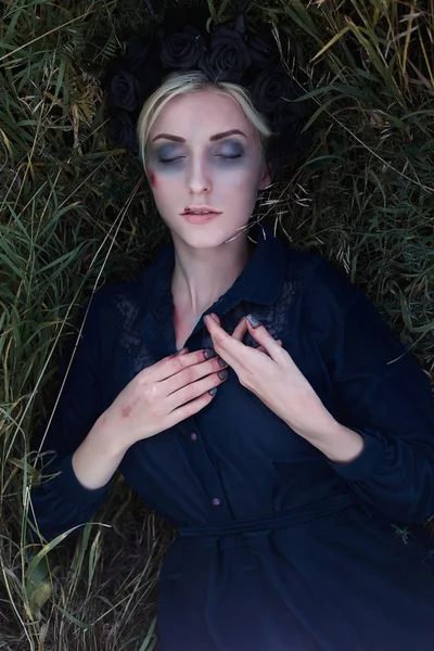 Grass Halloween アイデアで死んだ女性は 彼女の頭の上に黒い花を持つゾンビ少女 — ストック写真