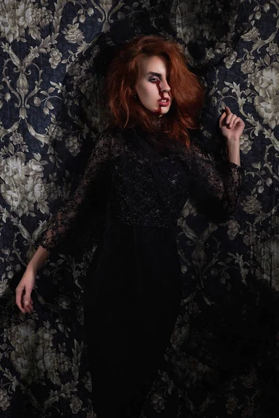 Femme Avec Visage Sanglant Maquillage Sur Fond Fleurs Halloween Noir — Photo
