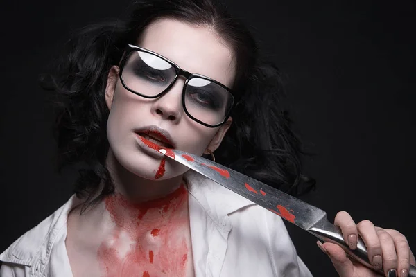 Knife Halloween メイクアップと血液のすべてのセクシーな学生の女の子美人 — ストック写真