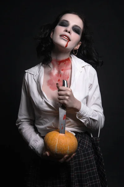 血液中のナイフと Pumpkin Halloween メイクアップ ハロウィーン セクシーな学生の女の子美しい Woman Pumpkin キラー — ストック写真