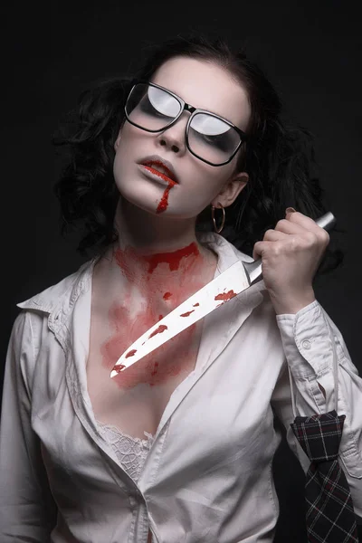 Knife Halloween メイクアップと血液のすべてのセクシーな学生少女眼鏡で美しい女性 — ストック写真